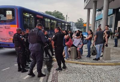 PM prende suspeito que sequestrou ônibus no Rio; passageiro se jogou do coletivo