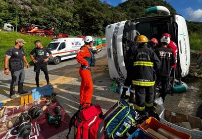 Ônibus que levava adolescentes para Beto Carrero tomba em SC; 24 ficam feridos