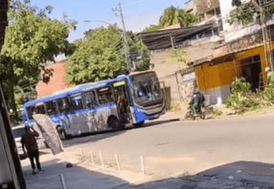 Sete ônibus são sequestrados e usados como barricadas por criminosos no Rio
