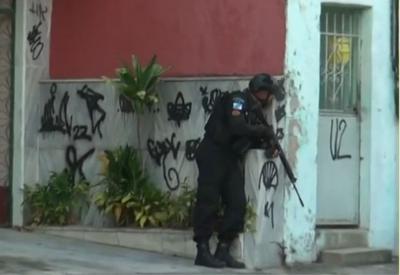 Mulher é atingida por bala perdida e dois PMs ficaram feridos em ação no Complexo da Penha no Rio