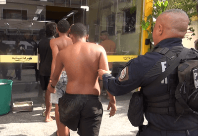 Operação da PM contra facções no Rio prende cinco suspeitos e apreende armas