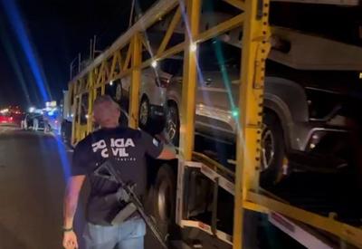 Caminhão-cegonha do Comando Vermelho é apreendido com carros roubados no RJ