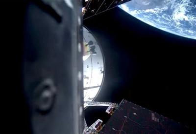 Astronautas da Nasa fotografam Terra em órbita antes de seguirem para a Lua