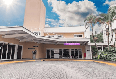 Homem se disfarça de paciente e tenta matar ex internada em hospital em SC