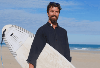 Padre surfista salva pai e filho que estavam se afogando em correnteza na Austrália