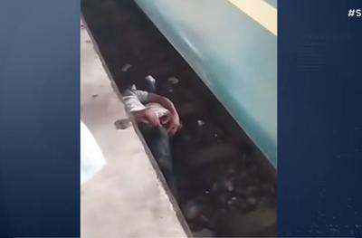 Pai se joga nos trilhos e salva filho segundos antes da passagem de trem em Bangladesh
