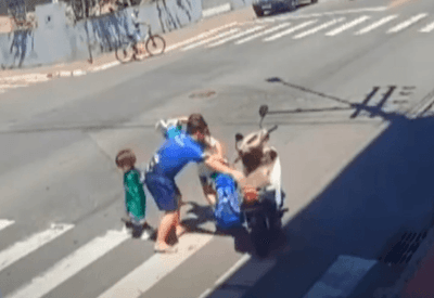 Pai segura moto desgovernada e evita acidente com filhos em faixa de pedestres