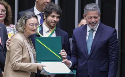 Eunice Paiva, Fernanda Torres e Donald Trump são homenageados na Câmara dos Deputados