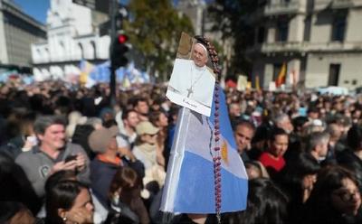 Fiéis lotam região da Catedral de Buenos Aires em homenagem ao papa Francisco