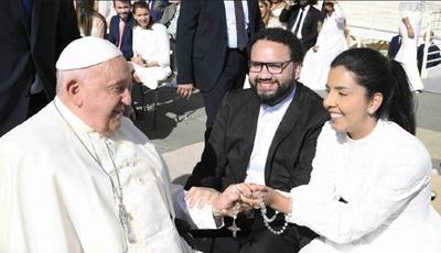 Risadas, troca de cartas e bênçãos: papa Francisco colecionou histórias com brasileiros