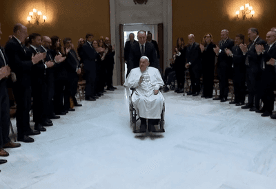 Papa Francisco faz aparição surpresa na Basílica de São Pedro