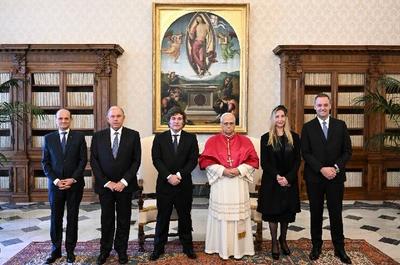Papa Leão XIV recebe Milei no Vaticano e promete visita à Argentina