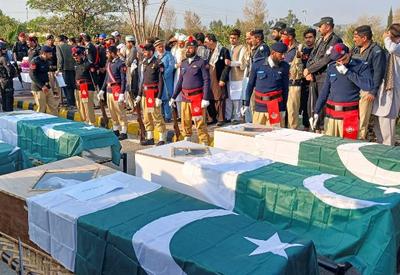 Ataques deixam policiais mortos no Paquistão e ampliam tensão com o Afeganistão