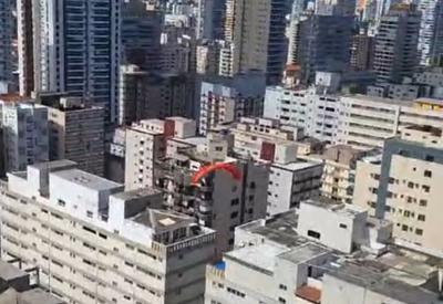 Aluna perde controle de paraglider e pousa em sacada de prédio em Santos (SP)