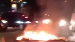 Após morte de suspeito pela polícia de SP, Paraisópolis tem barricada, ônibus incendiado 