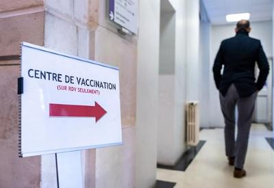 França registra mais de 100 mil casos diários de covid-19