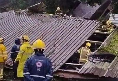 Deslizamento destrói pavilhão de secretaria municipal de Caxias do Sul (RS) e deixa um morto