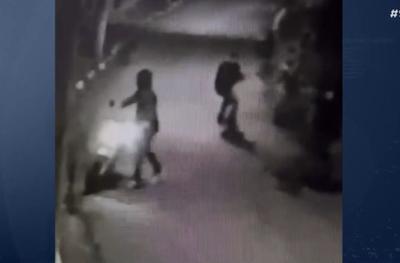 Pedestre reage a assalto e toma arma de criminoso na Grande SP