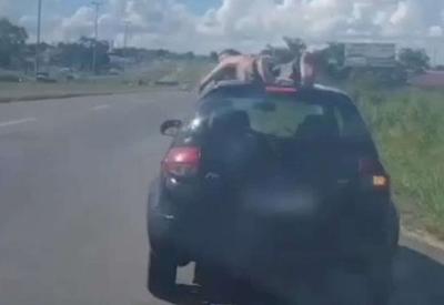 Peladão a 100 km/h: motorista e passageiro nu em teto do carro são perseguidos e presos em Goiás