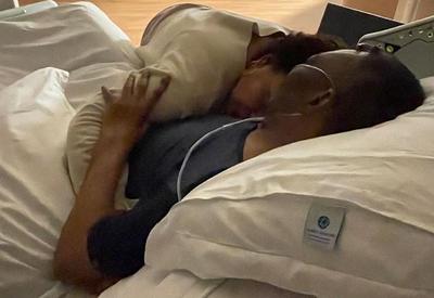 Filha de Pelé posta foto ao lado do pai: "seguimos aqui, na luta e na fé"