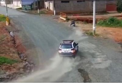 Viatura da polícia cai em córrego em Jacuí, no sul de Minas
