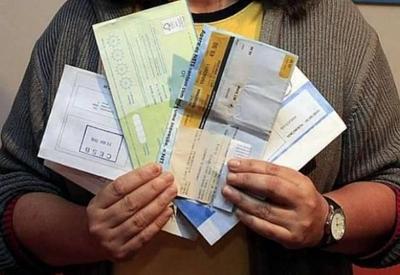 95 milhões de brasileiros vivem em famílias com dificuldades em pagar contas