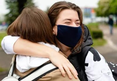 Abraços liberados: Inglaterra anuncia nova fase da reabertura