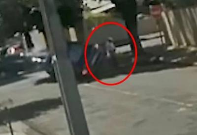 Vídeo: Sorveteiro escapa por poucos centímetros de carro desgovernado