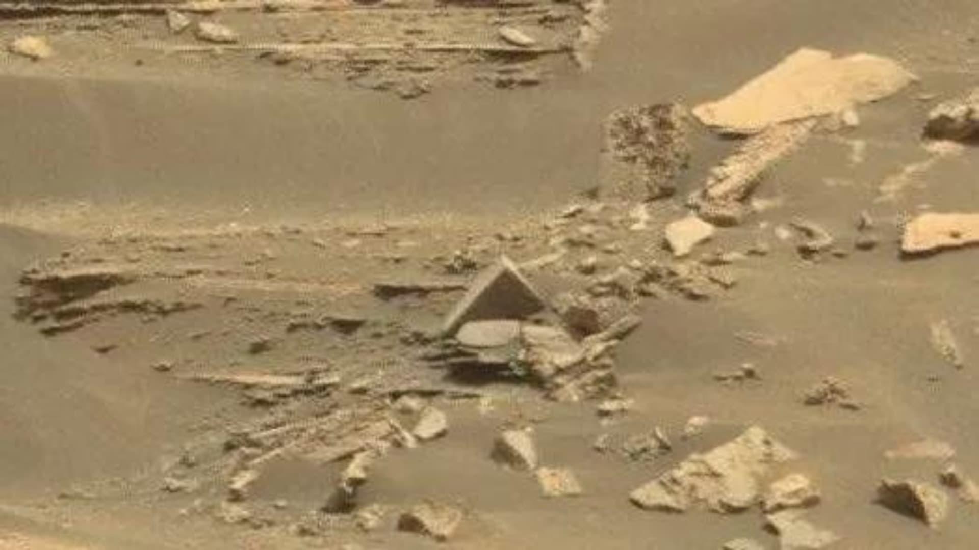 Formação rochosa em Marte se parece com uma pirâmide (NASA)
