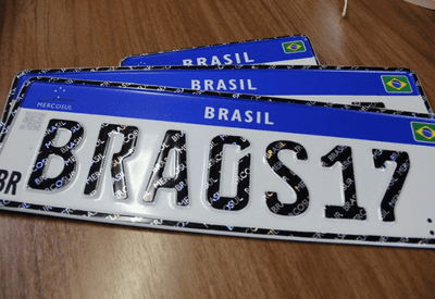 Nomes de cidades e estados podem voltar às placas de veículos; entenda