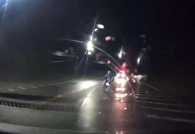 Vídeo: viatura da PM invade contramão, bate e mata motociclista em Minas Gerais