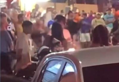 VÍDEO: mulher leva chute de policial militar em bloco pré-carnaval no Recife