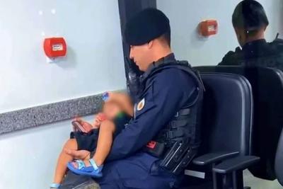 Policial Militar cuida de criança após pai ser preso por tráfico de drogas no DF