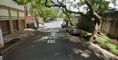Criminosos rendem casal em assalto a residência e trocam tiros com a polícia em Paraisópolis (SP)