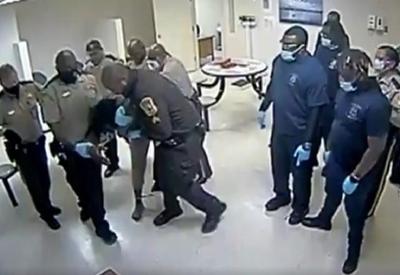 Vídeo mostra policiais asfixiando homem negro até a morte nos Estados Unidos