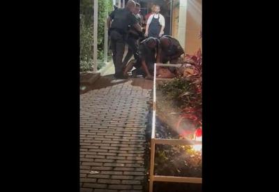 Imagem mostra policial asfixiando fisiculturista com o joelho