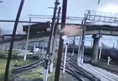 Caminhão cai sobre linha de trem após ponte desabar na Rússia 