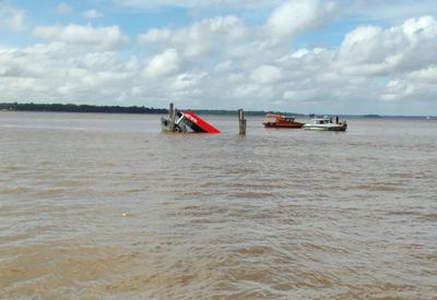 Posto de gasolina flutuante afunda na Baía do Guajará, em Belém