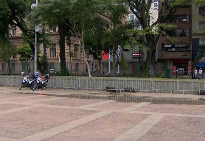 Praça da Sé, marco zero de São Paulo, é cercada por grades