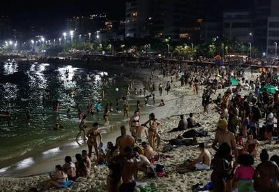 Cariocas adotam banho de mar noturno para enfrentar calor no Rio, mas bombeiros alertam sobre riscos