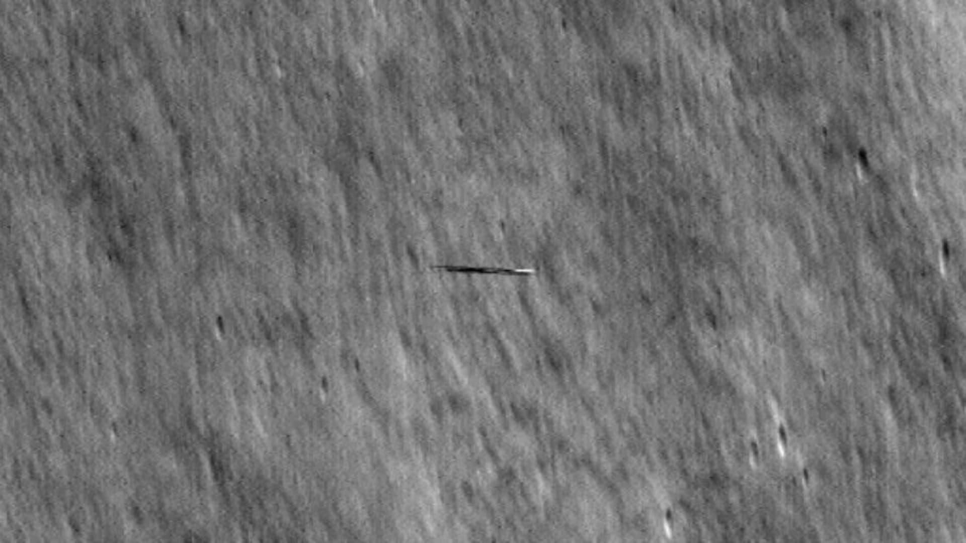 Nasa flagrou imagem de objeto que se parece com uma prancha de surf na Lua (NASA)