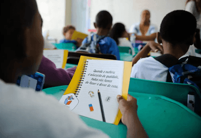 “Na escola a gente aprende a viver em sociedade”, diz especialista sobre falhas no acesso à educação infantil