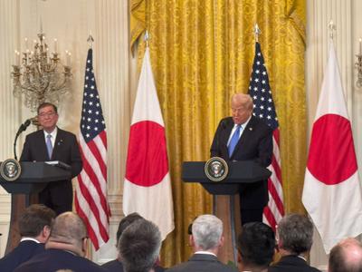 Trump recebe premiê japonês e ironiza capa de revista que põe Musk na mesa da presidência
