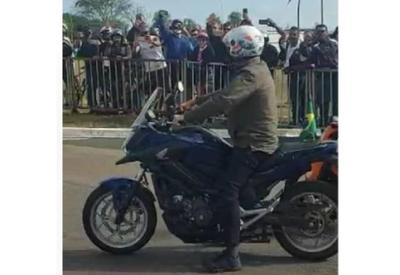 Bolsonaro faz passeio de moto com grupo de motociclistas; assista
