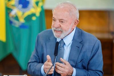 Lula diz que Bolsonaro deve assumir responsabilidade por tarifa de Trump ao Brasil
