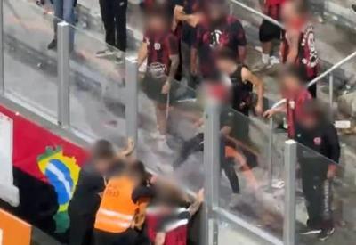 Torcida do Athletico-PR tenta invadir o campo após derrota do time para o Bragantino 