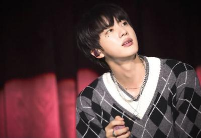 Mulher japonesa é investigada por beijo sem consentimento em Jin, do BTS