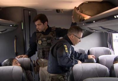 Fiscalizações da PRF em ônibus crescem e apreensões de armas quase dobram em um ano 
