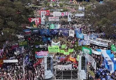 Argentinos protestam em Buenos Aires contra cortes de Milei na saúde e educação