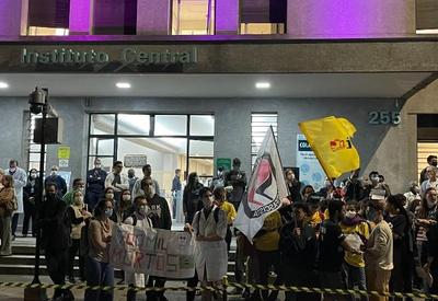 Bolsonaro é alvo de protestos ao visitar policiais baleados em hospital